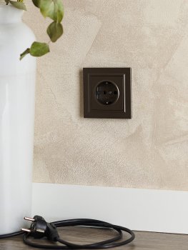 Розетка силовая одноместная встраиваемая IEK Brite с заземлением, цвет темная бронза, арт. BR-R11-16-K45