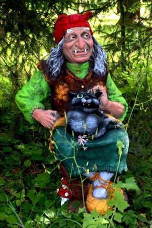 Садовая фигура Баба-Яга на ступе с котом 72см