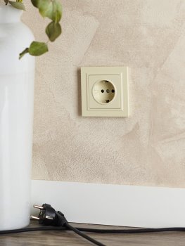 Розетка силовая одноместная встраиваемая IEK Brite с заземлением, цвет бежeвый, арт. BR-R11-16-K10