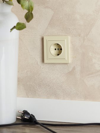 Розетка силовая одноместная встраиваемая IEK Brite с заземлением, цвет бежeвый, арт. BR-R14-16-K10