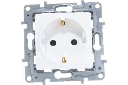 Розетка силовая одноместная встраиваемая Legrand Etika с заземлением, цвет белый, арт. 672222