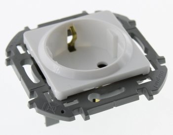 Розетка силовая одноместная встраиваемая Legrand Inspiria с заземлением, цвет белый, арт. 673720