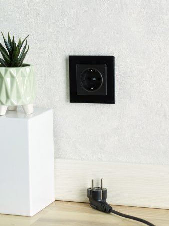 Розетка силовая одноместная встраиваемая IEK Brite с заземлением, цвет черный, арт. BR-R11-16-K02